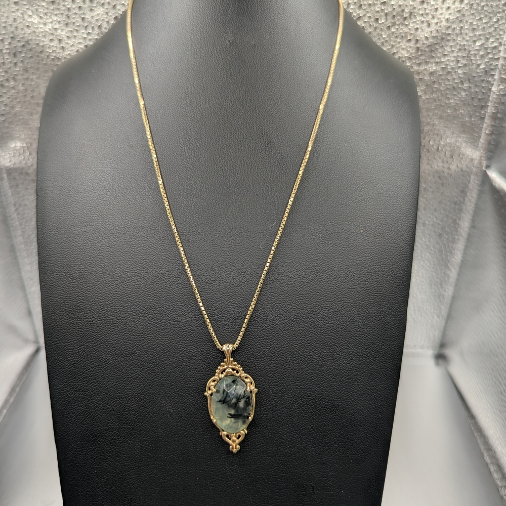 Vintage Rose Cut Prehnite And 14k Gold Necklace.